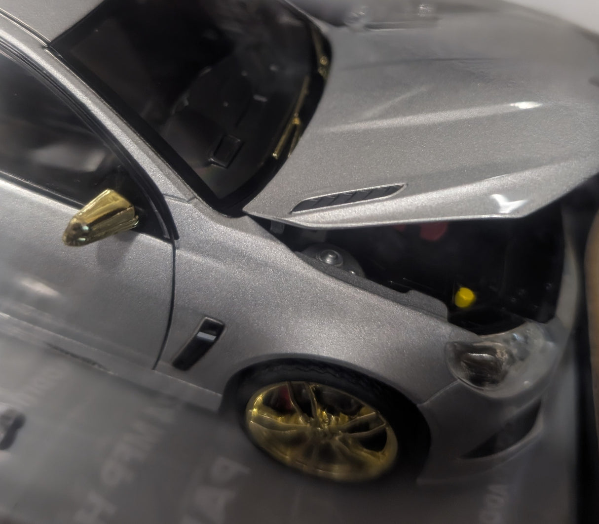 CHASE VERSION: Holden VF Maloo R8 Ute, 1:24 Scale Diecast Car